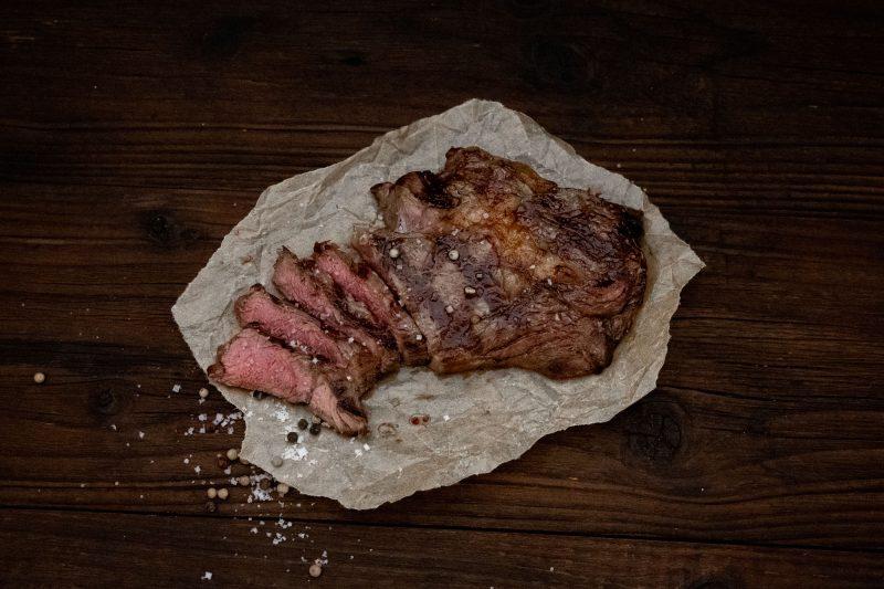Bison-Entrecote-Steak-geschnitten